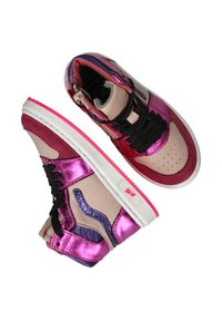 Hoge sneakers met beige, roze, paarse en metallic magenta panelen, zwarte veters en witte zolen met felroze randen.