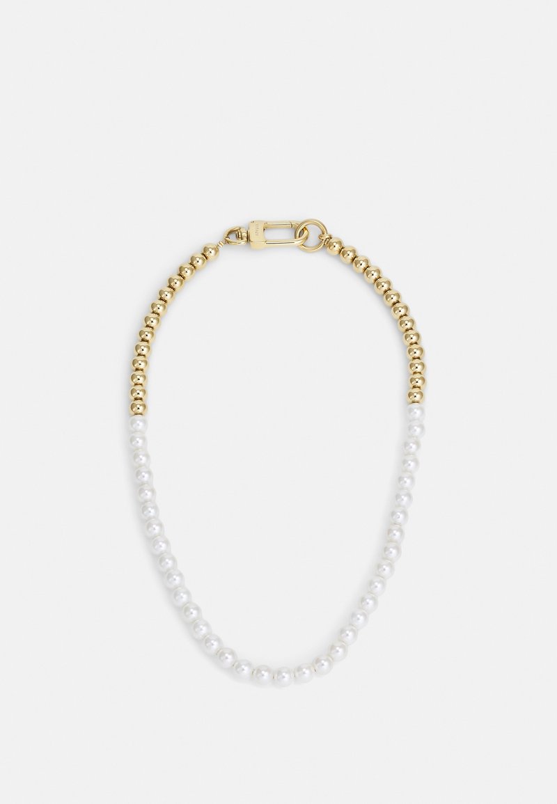 Collier avec moitié perles dorées et moitié perles blanches, avec un fermoir en or sur fond blanc.