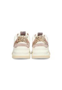 Zapatillas con una parte superior de malla blanca, detalles en ante rosa claro y un talón con estampado de leopardo. Suelas gruesas beige que ofrecen amortiguación y soporte.