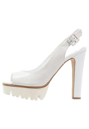 Sandale à talon haut peep-toe blanche avec une plateforme texturée blanche, des accents métalliques et une bride de cheville sécurisée.