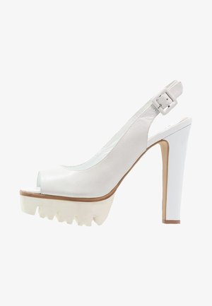 Białe sandały na wysokim obcasie z odkrytymi palcami, z teksturowaną białą platformą, metalicznymi akcentami i stabilnym paskiem na kostkę.