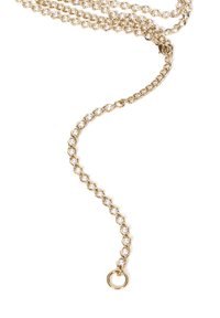Złoty naszyjnik z łańcuszkiem z przezroczystymi, okrągłymi koralikami równomiernie rozmieszczonymi na całej długości, z małą pętlą na jednym końcu do zapięcia.