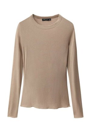 Lange mouw top van licht beige stof met een ronde halslijn en een licht gebogen zoom. Zachte textuur, minimalistisch ontwerp en geen zichtbare patronen.