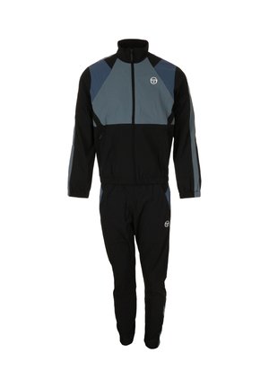 Zwarte trainingsoutfit met een ritsjack en broeken met elastische tailleband. Het jack heeft grijze schouder- en zij-inserts met logo-detail.