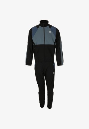 Zwarte trainingsoutfit met een ritsjack en broeken met elastische tailleband. Het jack heeft grijze schouder- en zij-inserts met logo-detail.