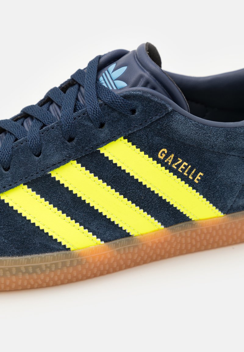 adidas gazelle silver green womens Gazelle ADV 9.5 / Super Purple/Chalk White/Gold Metallic
