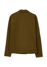 Veste légère marron avec un col classique, des manches longues et des accents de boutons aux poignets et à l'ourlet. Texture lisse, design minimal.