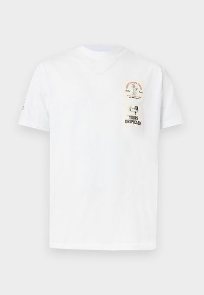 Λευκό T-shirt με κοντά μανίκια και στρογγυλή λαιμόκοψη, με δύο μικρά γραφικά στο μπροστινό μέρος: λογότυπο Wile E. Coyote Coffee και σιλουέτα με το κείμενο «Είσαι αηδιαστικός».