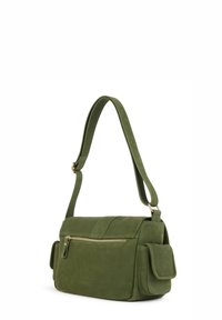 Borsa a tracolla in suede verde con design piatto, tasca frontale con cerniera e tasca laterale con pattina. Tracolla regolabile e dettagli in metallo color oro.