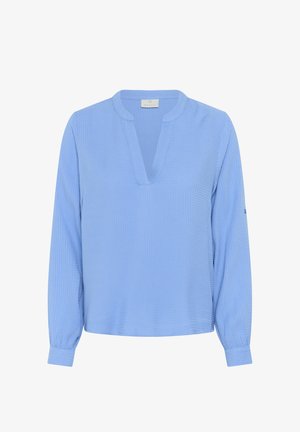 Ljusblå långärmad blus med V-hals, strukturerat tyg och uppvikta ärmar. Har ett subtilt mönster och lös passform.