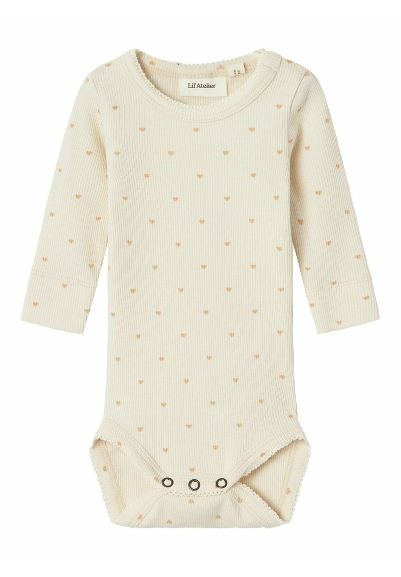 Body à manches longues en coton crème avec une texture côtelée, petit imprimé en forme de cœur beige et pressions en bas pour un habillage facile.