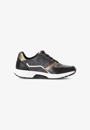 Zwarte en metallic gouden sportschoen met glinsterende grijze accenten, vetersluiting, gewatteerde kraag en witte zool. Beschikt over getextureerde panelen.