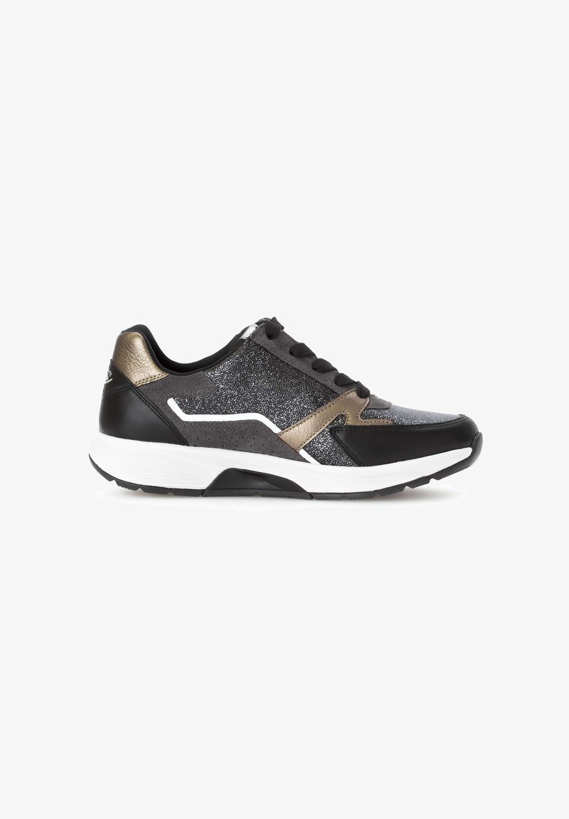 Schwarzer und metallic goldfarbener Sportschuh mit glitzernden grauen Akzenten, Schnürdesign, gepolstertem Kragen und weißer Sohle. Verfügt über strukturierte Bereiche.