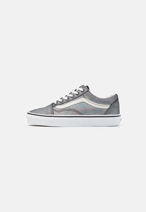 Grå lavt sneakers med hvid sidestribe, hvide snørebånd og hvid gummisål på en ensfarvet lys baggrund.