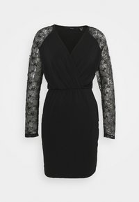 Černé šaty s dlouhými průhlednými krajkovými rukávy. Zavinovací design v oblasti výstřihu, přiléhavý pas a hladká textura po celém těle.