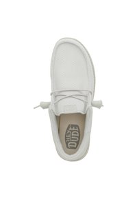 Zapatilla ligera blanca con parte superior de malla, puntera redondeada y diseño sin cordones. Cuenta con una plantilla acolchada con la marca "HEY DUDE".