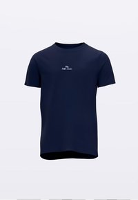 Lühikeste varrukatega tumenav sinine puuvillane t-särk, millel on ümara kaelusega ja väike valge logo rinnal. Sile tekstuur, tavaline istuvus.