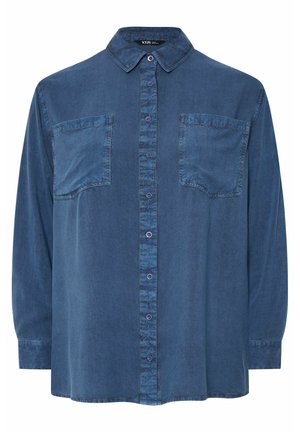 Mørkeblå denimskjorte med knaplukning foran, to brystlommer, lange ærmer og en struktureret krave. Glat tekstur.