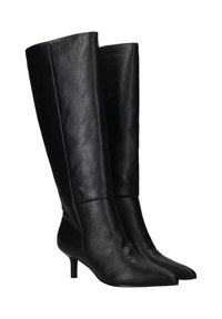 Zwarte leren kniehoge laarzen met een spitse neus en een lage hak. De bovenste schacht is glad en heeft een gevouwen detail nabij de enkel.