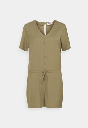 Combinaison courte manches courtes vert olive avec boutons sur le devant, col en V, ouverture en keyhole au dos et détail lien à la taille.