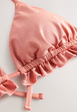 Roosa bikiinitopp koos kogutud volangidega, valmistatud tekstuurse kangaga. Omab reguleeritavaid rihmasid ja säravaid aktsente kogu ulatuses.