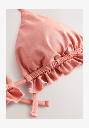 Rožnati bikini zgornji del z nabranimi naborki, narejen iz teksturirane tkanine. Ima nastavljive naramnice in sijoče poudarke po celotni površini.