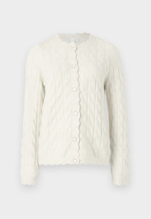 Kremfarget kabelstrikket cardigan med bølget krage og frontlukking med knapper, lange ermer og strukturert overflate.