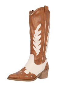 Bota de vaquero de imitación de cuero marrón con recortes en forma de hoja blanca, punta afilada y tacón apilado; presenta un diseño contrastante y un acabado texturizado.