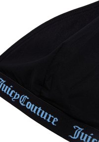 Brasile di sport nera realizzata in tessuto liscio, con una texture a coste e una banda logo blu a contrasto sul fondo. Design morbido e senza cuciture.