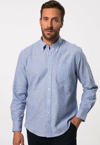 Himmelblaues Hemd mit Knopfleiste, glatter Textur und langen Ärmeln. Verfügt über eine Brusttasche und einen spitzen Kragen.