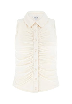 Blouse blanche sans manches à boutons, avec un col pointu et des détails froncés sur le devant.