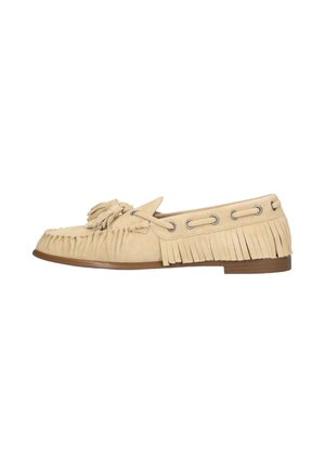 Beige suède mocassin met kwastjes bovenop, franjes aan de zijkanten, metalen oogjes en een lage houten hakzool.
