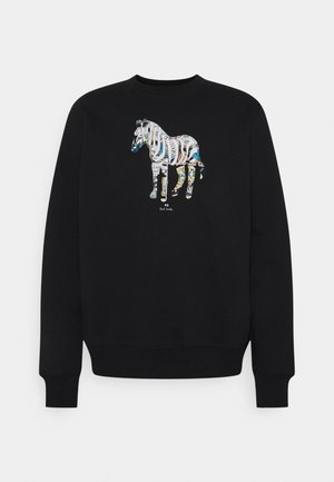 Czarna bluza z długim rękawem z kolorową abstrakcyjną grafiką zebry i małym białym napisem "PS Paul Smith" pod wzorem na piersi.