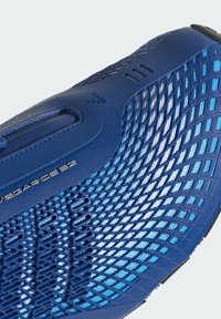 Sininen urheilukenkä, jossa on kuvioitu pohja, jossa ruudukkomalli ja sivussa teksti "MEGARIDE 92".