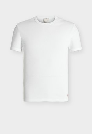 Enkel hvid kortærmet ribstrikket bomuld T-shirt med rund halsudskæring og et lille påsyet mærke nær bundkanten.