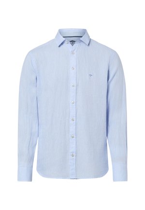 Hellblaues langärmliges Hemd mit Kragen, sieben Knöpfen vorn und kleinem Baum-Logo auf der linken Brust.