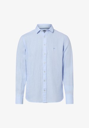 Hellblaues langärmliges Hemd mit Kragen, sieben Knöpfen vorn und kleinem Baum-Logo auf der linken Brust.