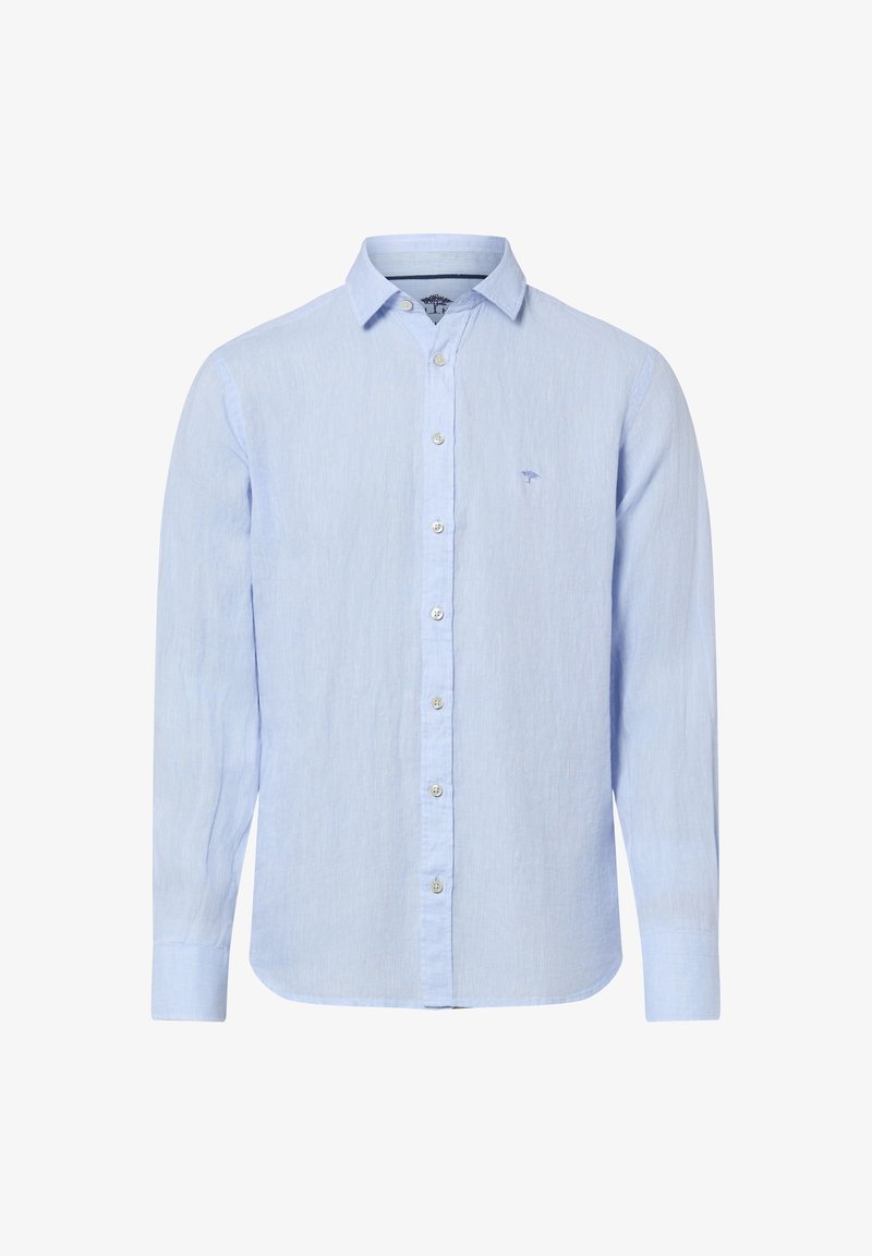 Chemise bleu clair à manches longues, boutonnée sur le devant avec un col, sept boutons, et un petit logo d'arbre sur le côté gauche de la poitrine.