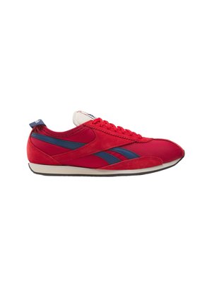 Zapatilla deportiva roja de perfil bajo con rayas azules en los costados, cordones rojos, suela blanca y una lengüeta para tirar en el talón, vista desde el lado exterior.