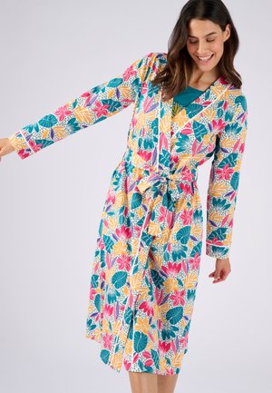 Accappatoio floreale con maniche lunghe, caratterizzato da colori vivaci come turchese, rosa e giallo. Si lega in vita, realizzato in tessuto leggero.