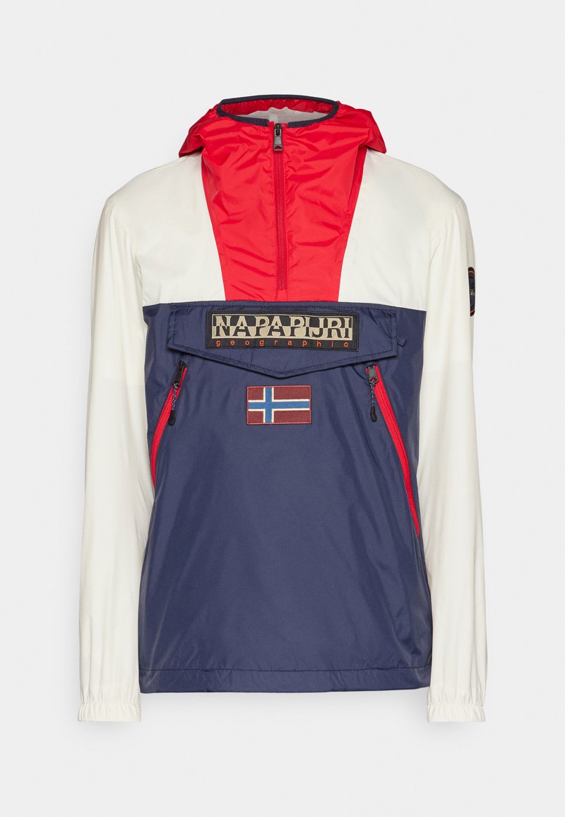 Giacca a vento con design color block, con cappuccio rosso, corpo blu navy, maniche crema e una tasca frontale decorata con una toppa della bandiera norvegese.
