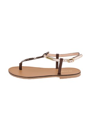 Sandale plate couleur beige avec des brides marron foncé et blanches, boucle d’orteil et boucle dorée sur fond blanc.