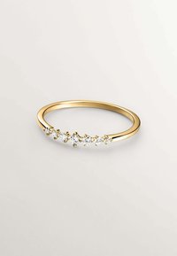 Anillo de oro con una banda lisa y cinco piedras preciosas redondas y claras engastadas en un ajuste de garras, dispuestas en un ligero arco.