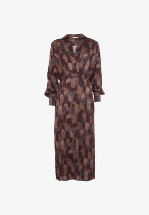 Robe longue marron en tissu lisse, ornée d'un motif géométrique avec des formes arrondies dans des nuances variées de gris et de beige. Col en V.