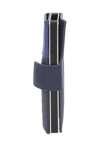 Portafoglio in pelle blu navy con finitura liscia, dotato di chiusura a patta e dettagli in argento. Design rettangolare compatto con un pannello laterale testurizzato.