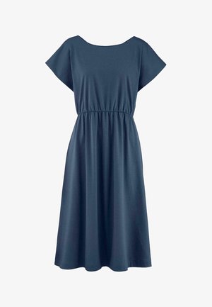 Sininen mekko pehmeästä kankaasta, jossa on veneen kaula-aukko, lyhyet hihansuut ja joustava vyötärö, joka laskeutuu polven puoliväliin.