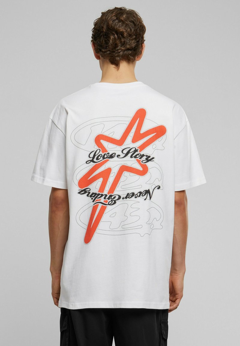 Weißes Baumwoll-T-Shirt mit einem auffälligen orangen Sternendesign und schwarzem Text auf der Rückseite, mit lässiger Passform und kurzen Ärmeln.