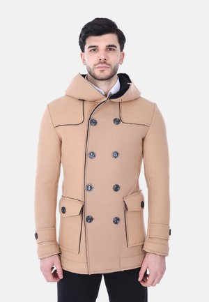 Cappotto in misto lana beige con design doppiopetto, bottoni neri, tasche anteriori e capuccio con coulisse. Dettagli di cucitura a contrasto.