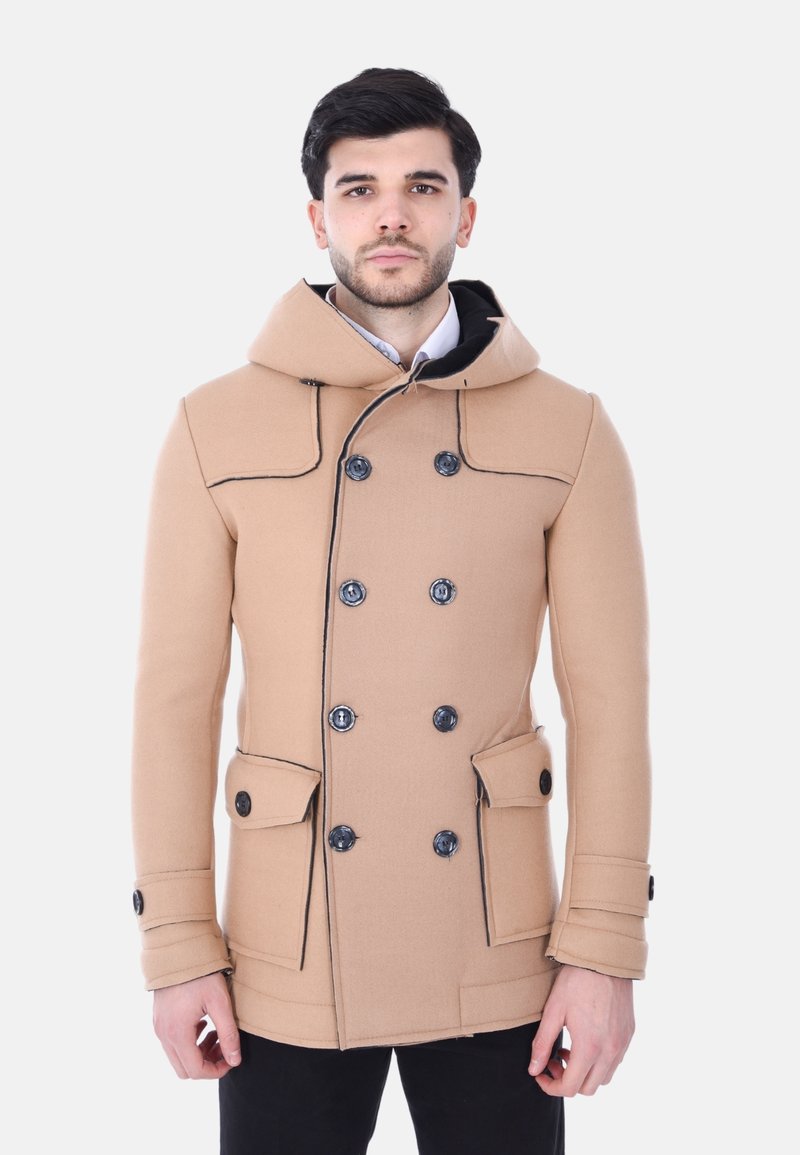 Cappotto in misto lana beige con design doppiopetto, bottoni neri, tasche anteriori e capuccio con coulisse. Dettagli di cucitura a contrasto.