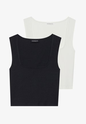 Deux débardeurs côtelés en noir et blanc. Les deux présentent une encolure carrée, des bretelles fines et un tissu doux et texturé.